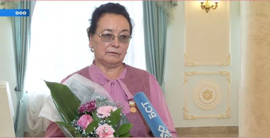 Радий Хәбиров мәғариф хеҙмәткәрҙәрен һөнәри байрамы менән ҡотланы