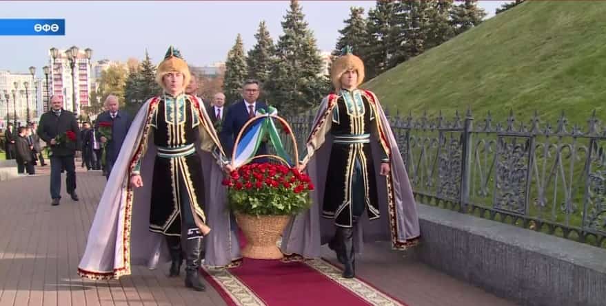 Республика көнөндә Шәйехзада Бабич һәм Салауат Юлаев һәйкәлдәренә сәскәләр һалынды