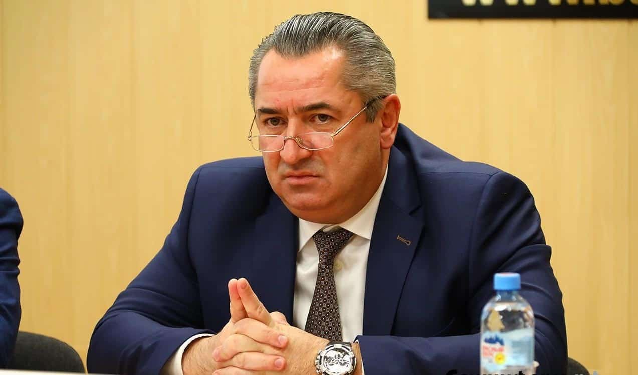 Радий  Хәбиров  Алан Марзаевҡа  "икеле" ҡуйҙы