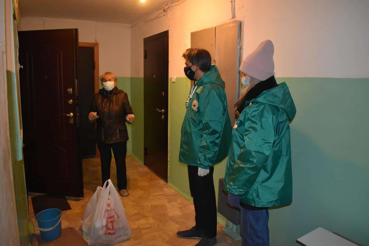Радий Хәбиров ололарға ярҙам иткән волонтерҙар эше менән таныштырҙы