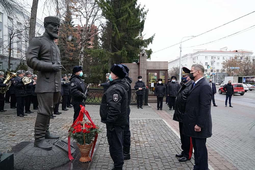 Радий Хәбиров Өфө городовойы һәйкәленә сәскә һалды