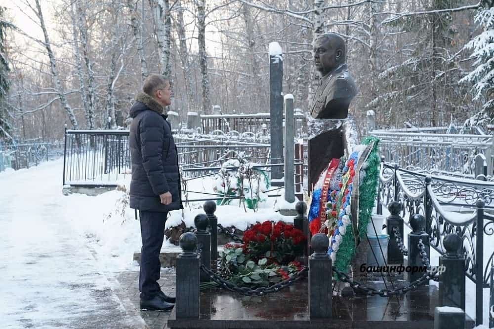 Радий Хәбиров бөгөн полиция генерал-лейтенанты Артур Әхмәтханов һәйкәленә сәскә һалды