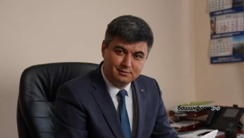 Ишембай  районы хакимиәте  башлығы Азамат Абдрахманов  вазифаһын ҡалдыра