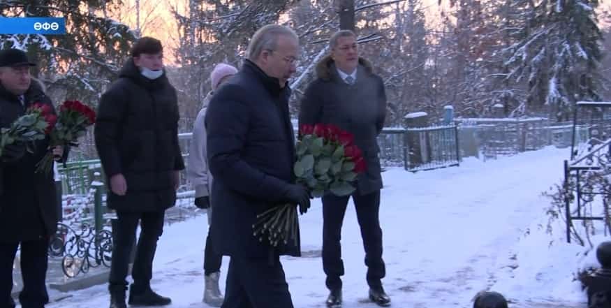 Башҡортостан Башлығы күренекле дәүләт эшмәкәре Артур Әхмәтхановтың ҡәберенә сәскәләр һалды