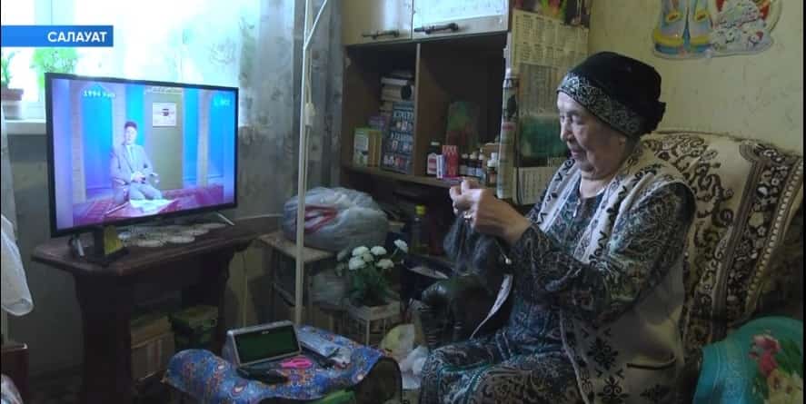 Салауат районында йәшәүсе Орҡоя Ямғырсина БЮТ журналистарына 20 шәл бүләк итте!