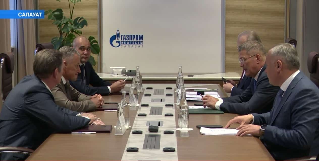 Радий Хәбиров «РГД переработка Салауат» етәксеһе Леонид Алёхин менән осрашты