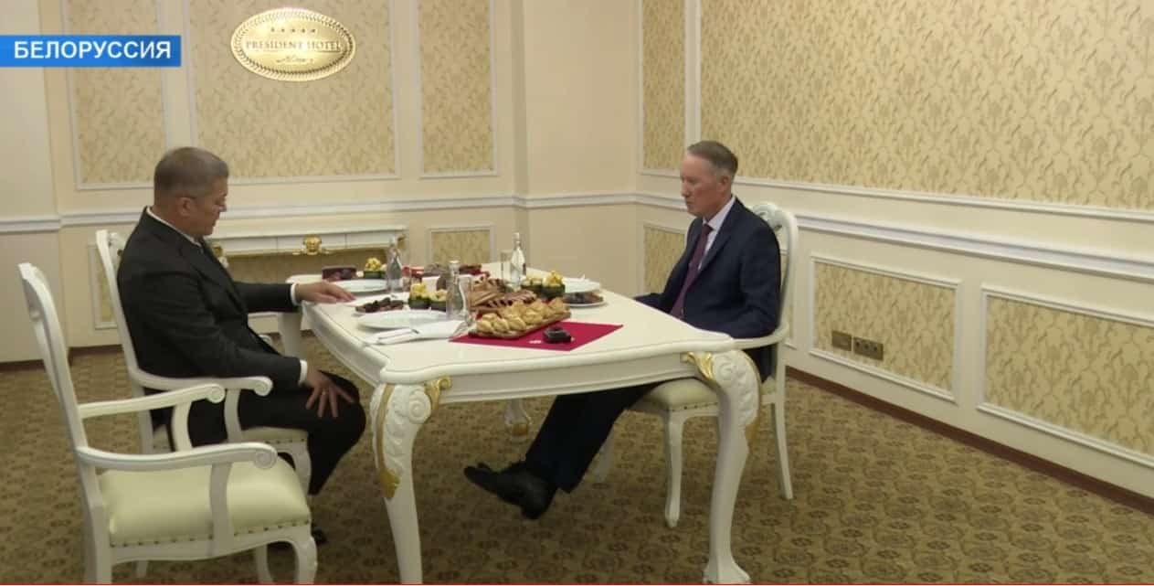 Радий Хәбиров Белорусияла йәшәүсе яҡташыбыҙ Урал Латиповҡа «Халыҡтар дуҫлығы» орденын тапшырҙы
