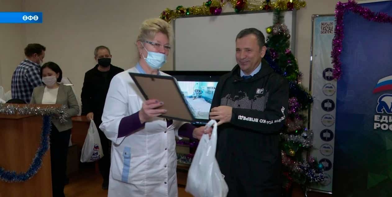 Өфөлә ололарҙың вакцинация пунктында медицина хеҙмәткәрҙәре тәбрикләнде