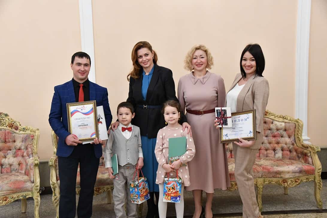 Каринэ  Хәбирова  "Йыл ғаиләһе" конкурсы  еңеүселәре  менән осрашты