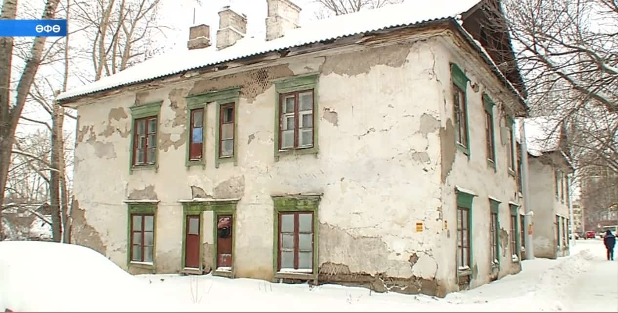 Авария хәлендәге йортта үҙҙәре генә ҡалған