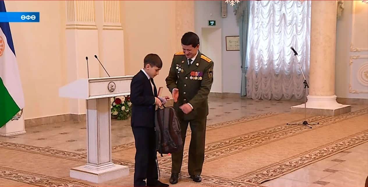 Халыҡ именлеге һағында торған ҡотҡарыусыларҙың, янғын һүндереүселәрҙең хеҙмәте лә баһалап үтелде
