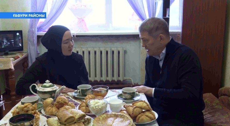 Радий Хәбиров Ғафури районында Шайморатов батальоны яугирының ғаиләһе менән осрашты