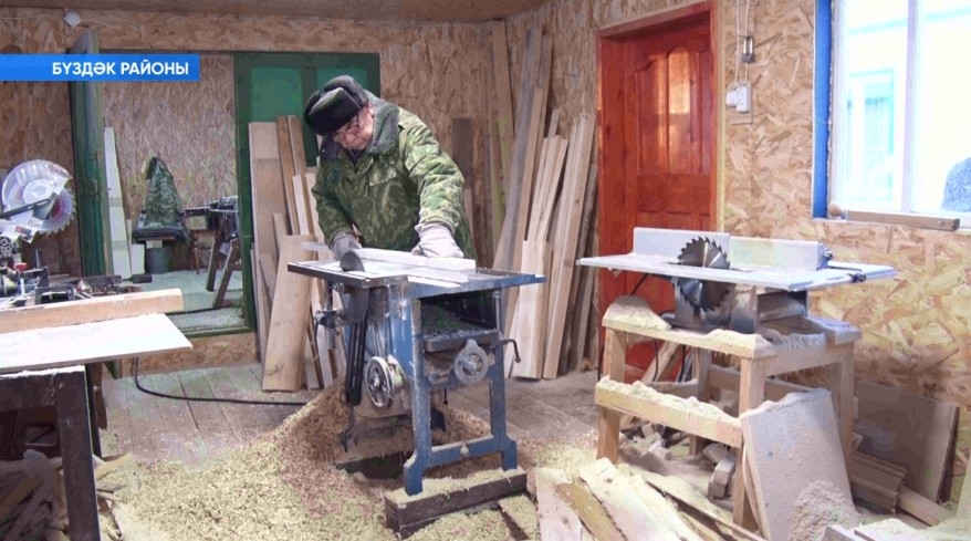 Бүздәк районы Сабай ауылында ағас эшкәртеү оҫталары үҙ эшен асҡан