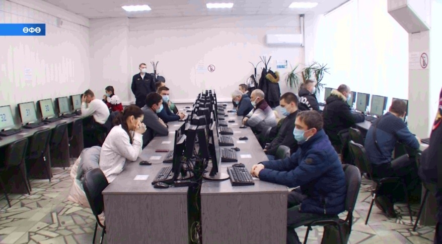 Спиртлы эсемлек эсеп руль артына ултырған водителдәргә имтихандан һуң махсус репортаж күрһәтелә