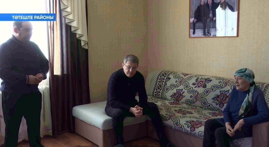Бөгөн Үрге Тәтешлелә Радий Хәбиров СВО-ла һәләк булған майор Ринат Гәрәевтың әсәһе менән осрашты