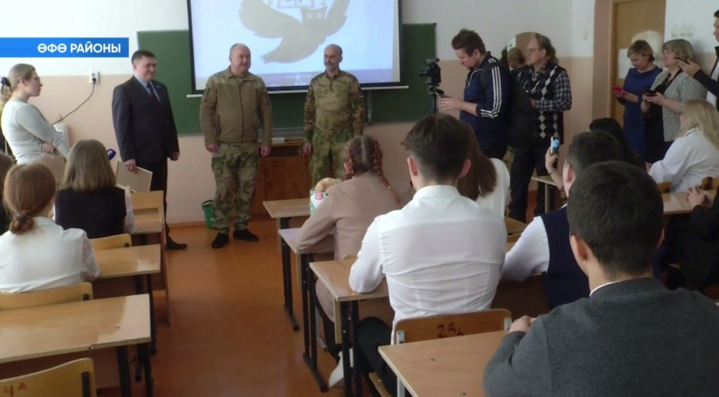 Махсус хәрби операцияла ҡатнашыусы һалдат мәктәп уҡыусылары менән осрашты