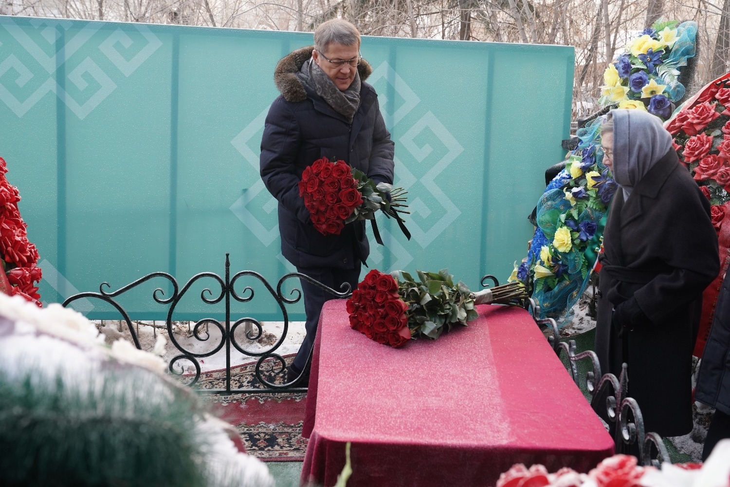 Радий Хәбиров Мортаза Рәхимов ҡәберенә сәскә һалды