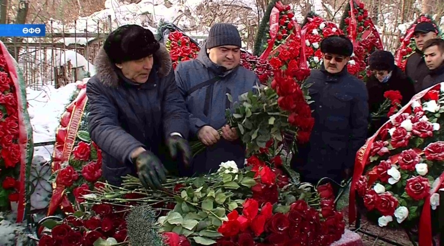 Башҡортостандың беренсе етәксеһе ҡәберенән бөгөн кеше өҙөлмәй