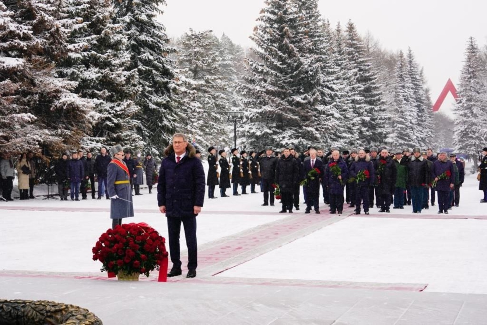 Бөгөн Радий Хәбиров Ватанды һаҡлаусылар көнөнә арналған тантаналы сарала ҡатнашты