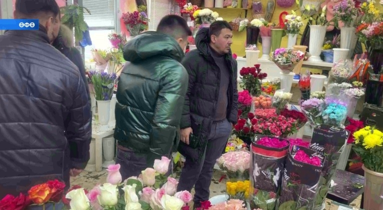 Халыҡ-ара ҡатын-ҡыҙҙар көнөндә сәскәләр салоны ир-егеттәр менән тулы