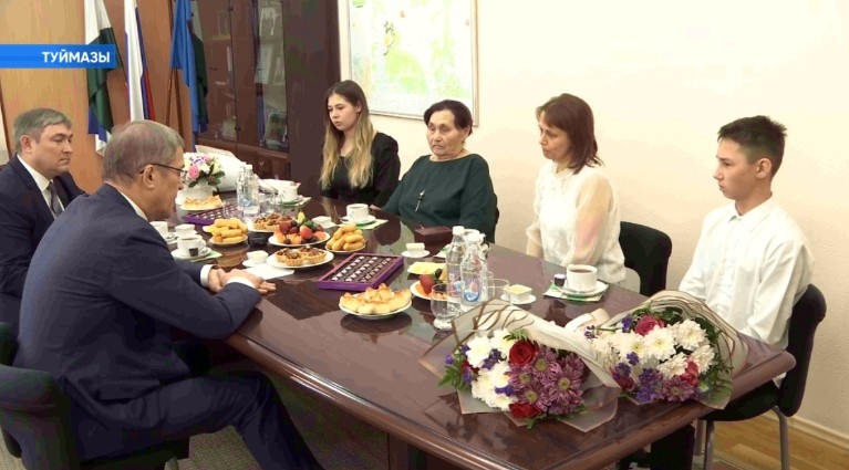 Радий Хәбиров махсус хәрби операцияла һәләк булған Рөстәм Шәйхетдиновтың ғаиләһе менән осрашты