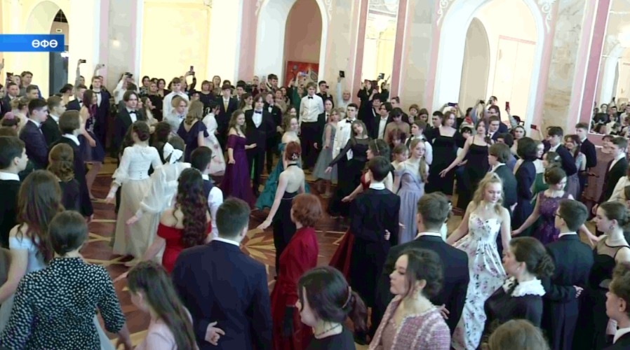 Бөгөн Башҡорт дәүләт опера һәм балет театрында Өфөнөң 45-се мәктәбе әҙәби балы уҙҙы