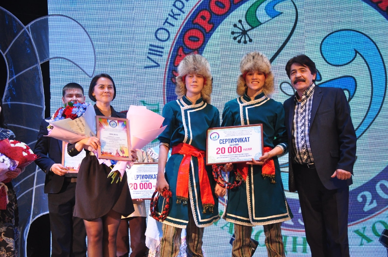 Туймазыла балалар араһында “Дуҫлыҡ гөлләмәһе” тип аталған халыҡ бейеүҙәре фестивале үтә