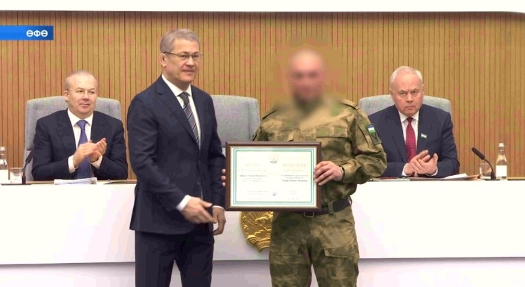 Радий Хәбиров оператив кәңәшмәлә ялға ҡайтҡан хәрбиҙәрҙе бүләкләне