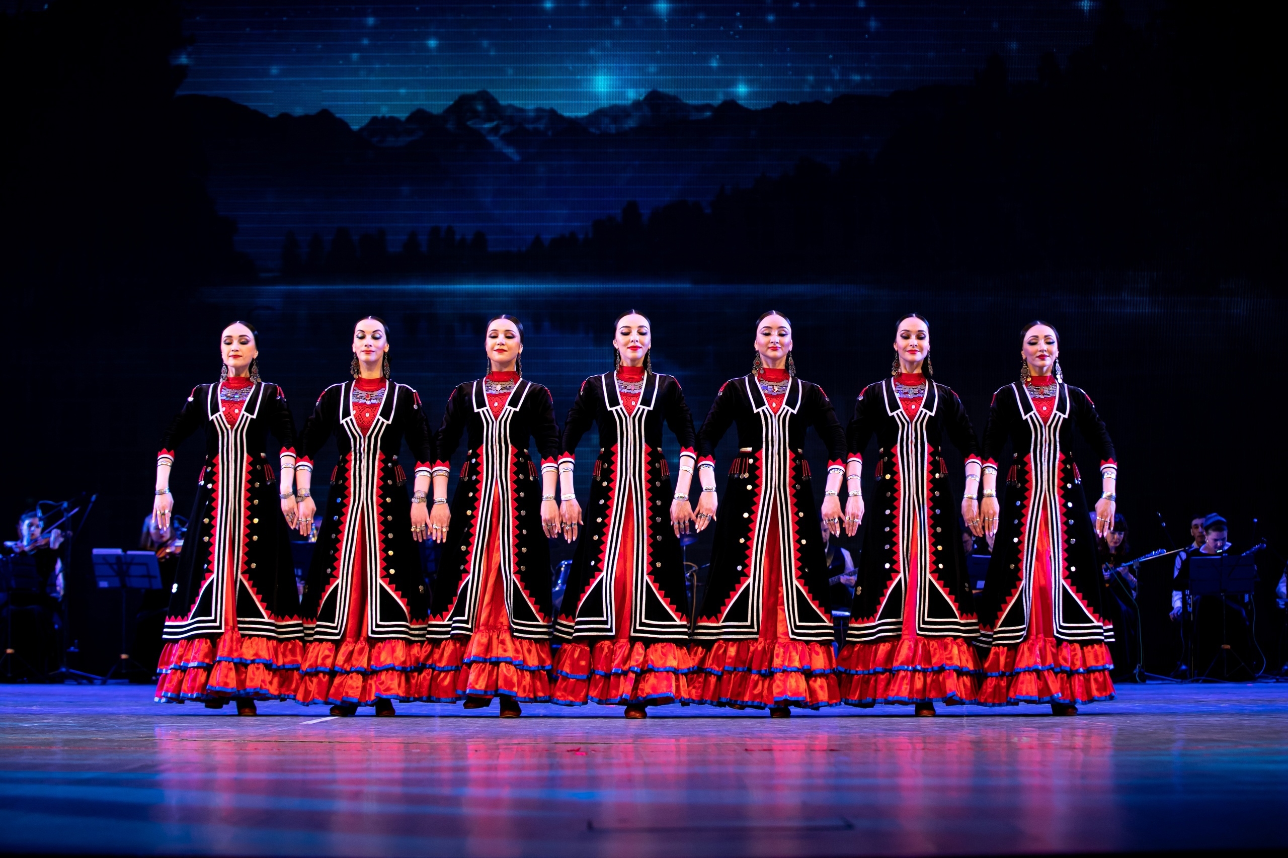 Фәйзи Ғәскәров исемендәге халыҡ бейеүҙәре ансамбле Рәсәй ҡалалары буйлап гастролгә сыға