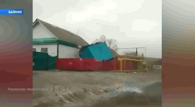 Баймаҡта көслө дауыл көнкүреш ҡалдыҡтары контейнерын осорған