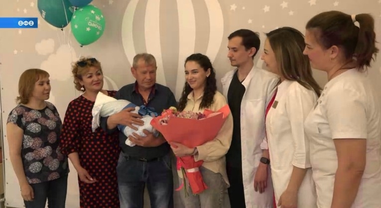Ғафури районынан санитар авиация ярҙамында Өфөгә күсерелгән йәш әсә сабыйы менән өйҙәренә ҡайтарылды