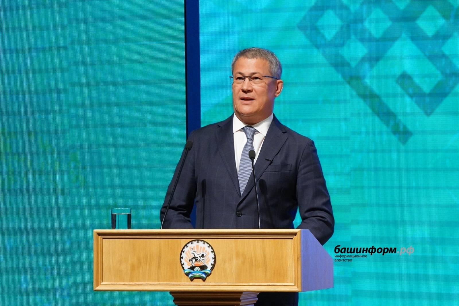 Радий  Хәбиров: "Тыуған еребеҙгә, кешеләргә ярҙам итеү беҙҙе яҡшыраҡ һәм көслөрәк итә"