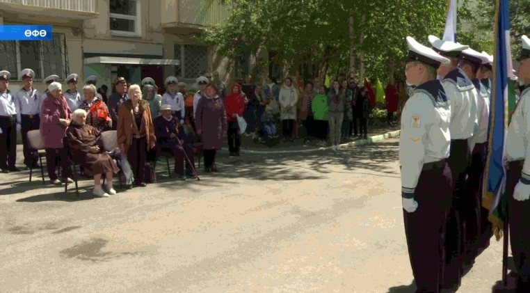Баш ҡаланың Ленин районы үҙ ветерандарына йәшәгән йорттары алдында шәхси парад ойошторҙо