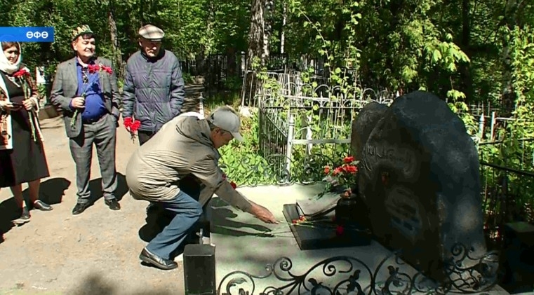 Башҡортостан яҙыусылары Өфөлә ерләнгән фронтовик әҙиптәрҙең ҡәберенә сәскә һалды