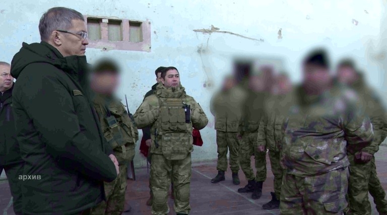 Радий Хәбиров Азат Бадрановты М. Шайморатов миҙалы менән бүләкләү тураһындағы Указға ҡул ҡуйҙы