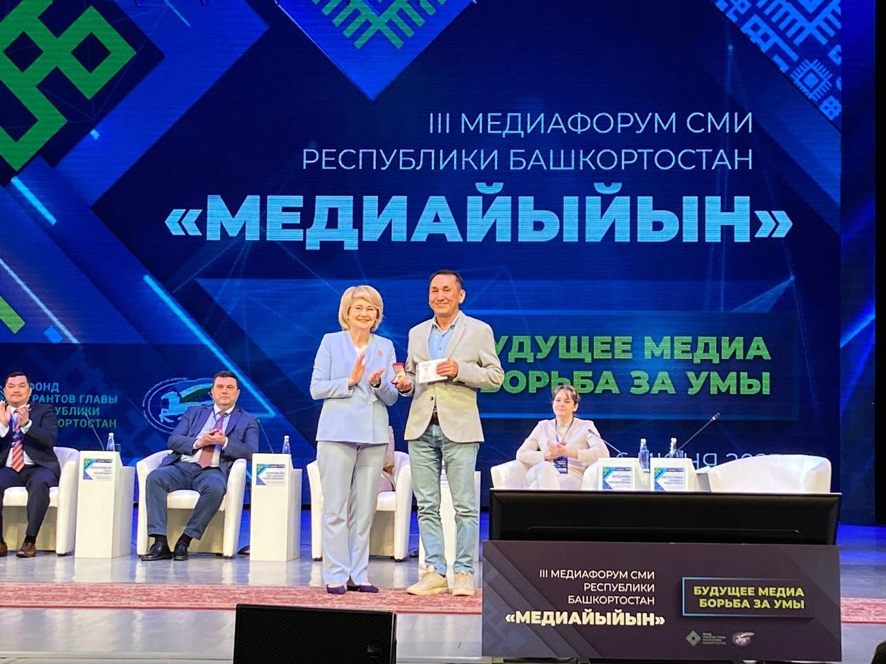 “Юлдаш” радиоһының музыкаль мөхәррире Риф Арыҫлан “Ал да нур сәс халҡыңа” миҙалы менән бүләкләнде