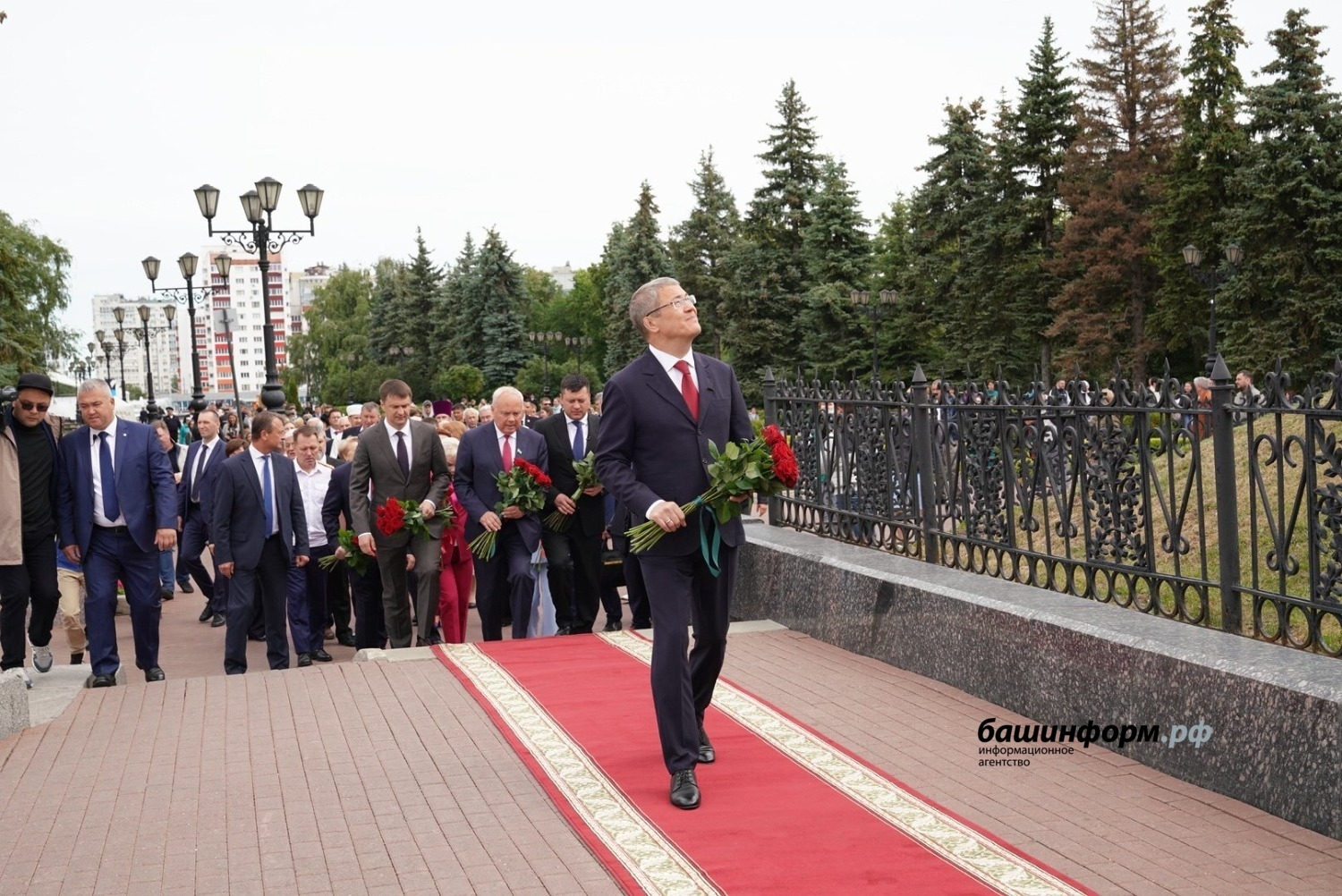 Фото №1 - Радий Хәбиров Дуҫлыҡ монументына һәм Салауат Юлаев һәйкәленә сәскә һалды