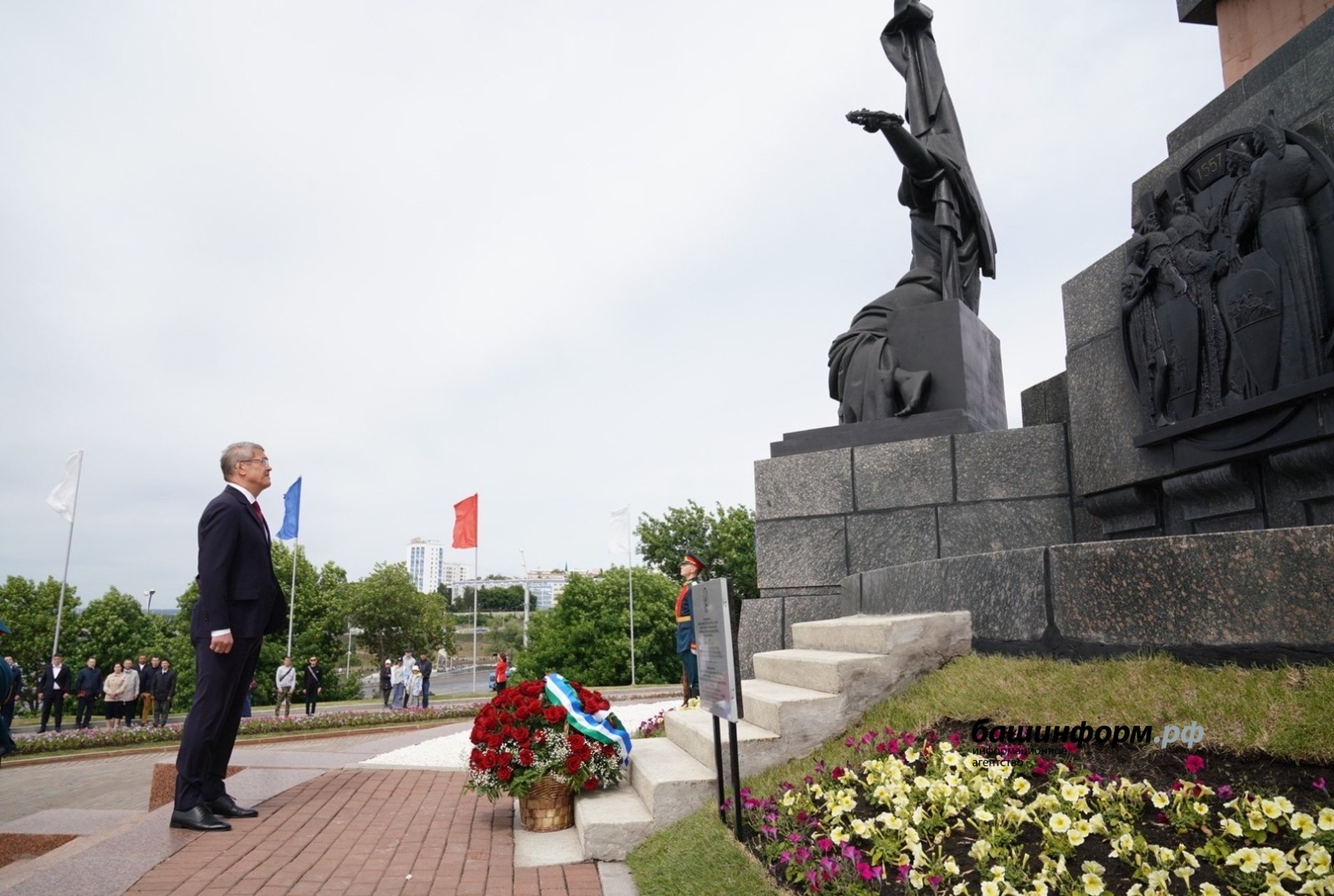 Радий  Хәбиров Дуҫлыҡ  монументына  һәм Салауат Юлаев  һәйкәленә  сәскә  һалды