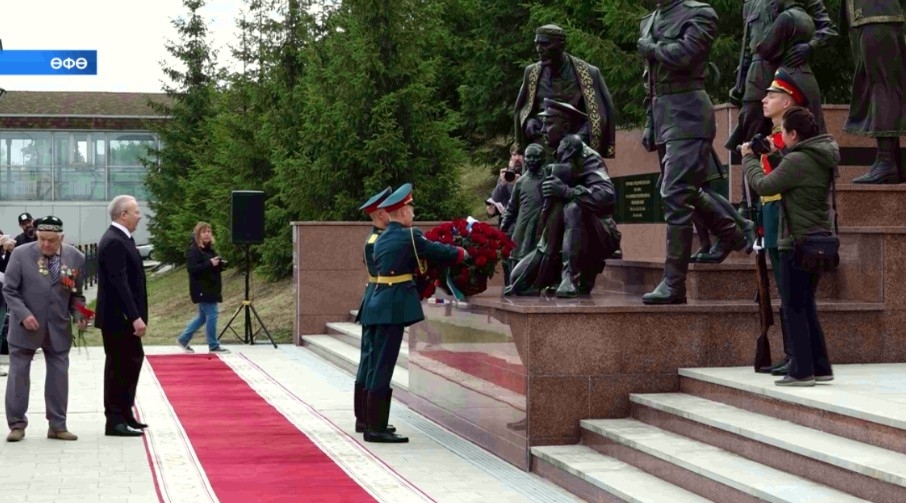 Башҡортостан Башлығы хакимиәте һәм Хөкүмәт ағзалары фронтҡа киткән яҡташтар һәйкәленә сәскә һалды