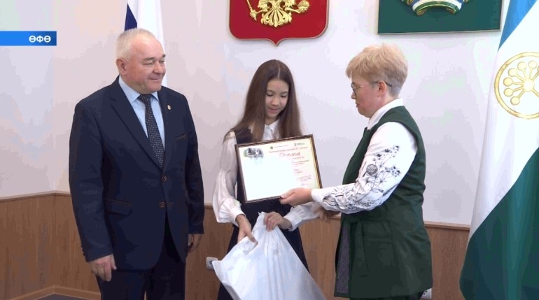 Өфөлә иң оҫта шиғыр һөйләүселәр бүләкләнде