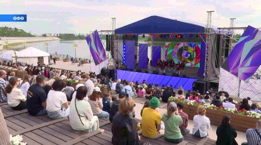 Йәштәр көнөнә арналған төп байрам саралары «Дуҫлыҡ Монументы» тәңгәлендә Ағиҙел буйында үтте