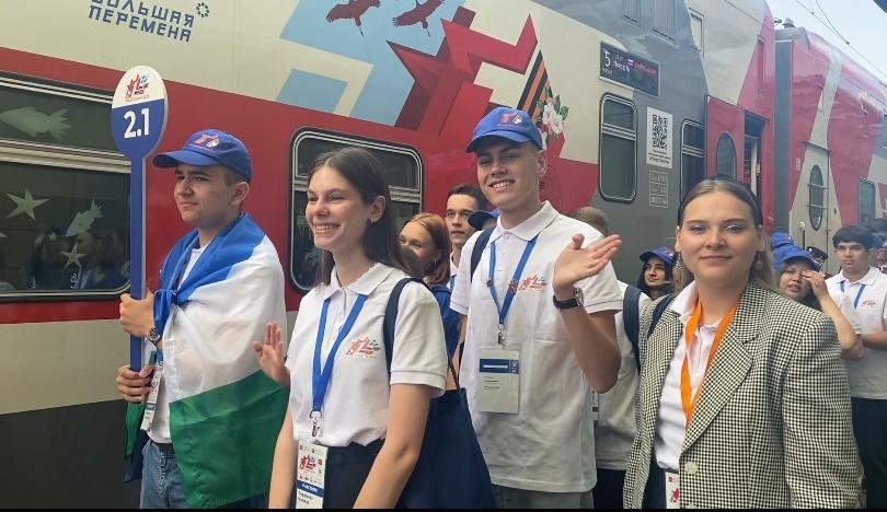 Өфөлә “Хәтер поезы”нда ҡатнашҡан йәштәр Валентина Матвиенко һәм Наталья Кочанова менән осрашты
