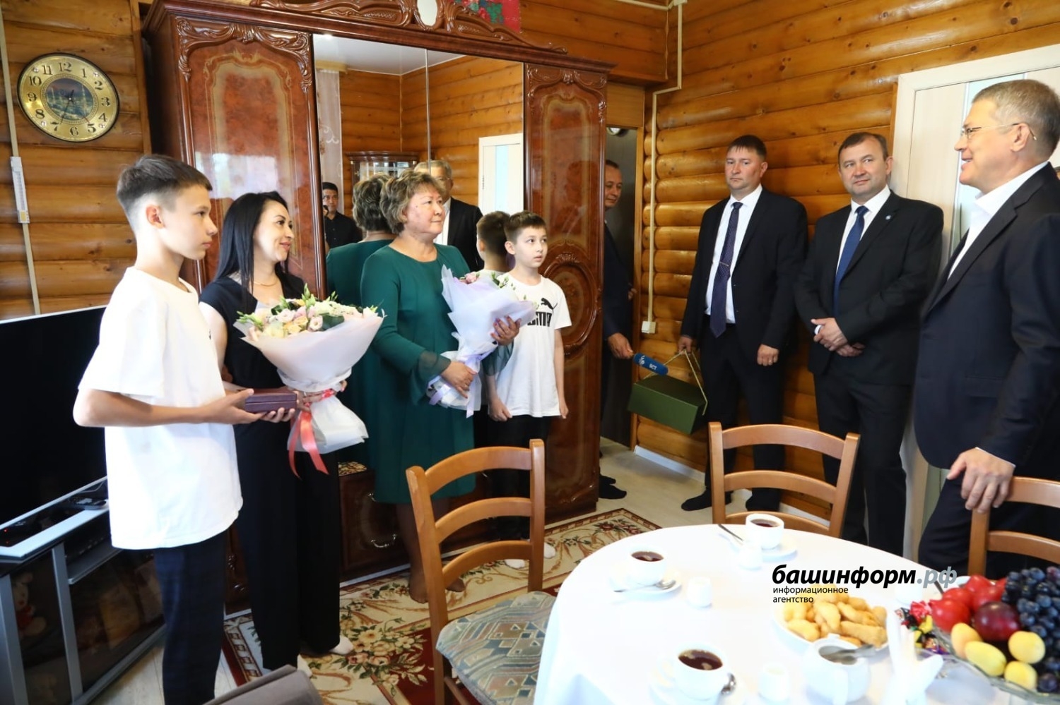 Радий Хәбиров махсус хәрби операцияла һәләк булған майор Илгиз Усмановтың ғаиләһенә барҙы