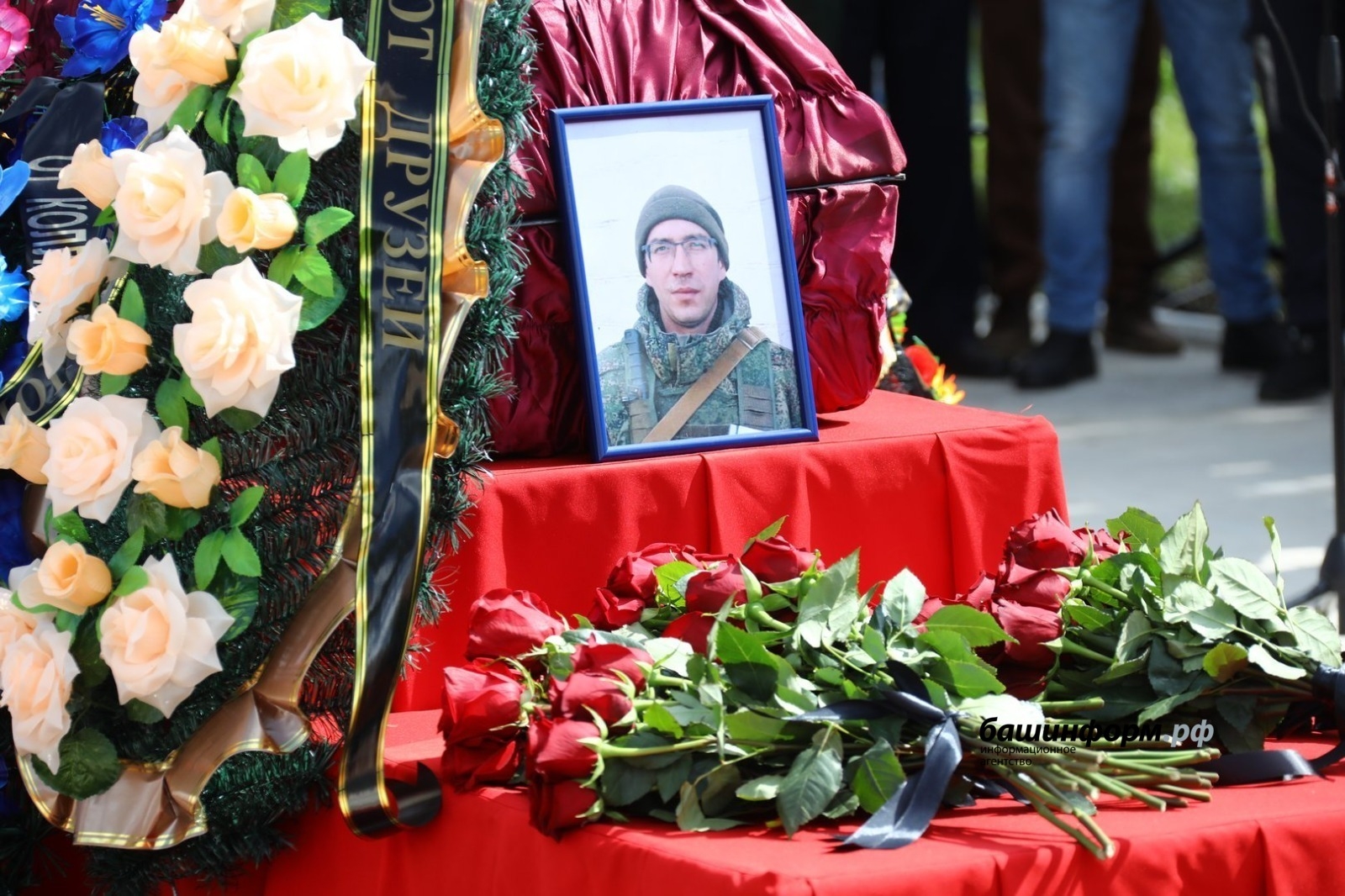 Радий Хәбиров махсус хәрби операцияла һәләк булған ефрейтор Самат Мостаевты һуңғы юлға оҙатты