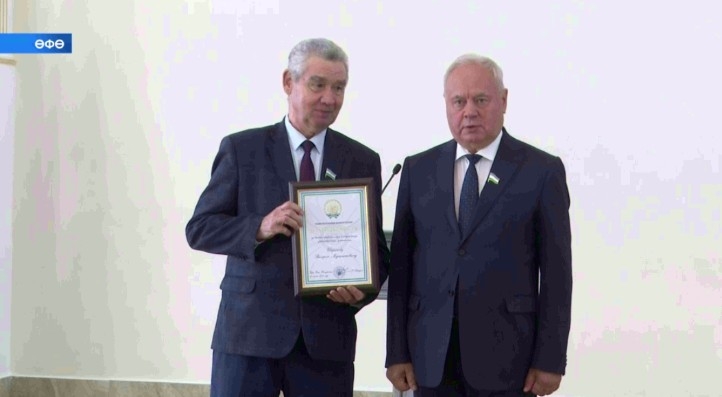 Дәүләт Йыйылышы - Ҡоролтайҙың алтынсы саҡырылыш депутаттары бүләкләнде