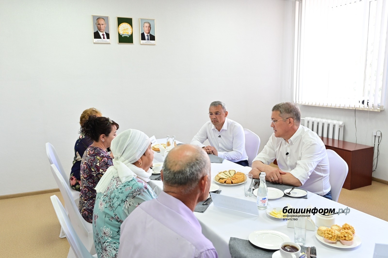 Радий Хәбиров Көйөргәҙелә махсус хәрби операцияла һәләк булған яугирҙәрҙең ата-әсәләре менән осрашты