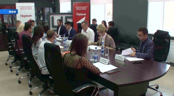 Урал Килсенбаев «Беренселәр хәрәкәте»нең төбәк бүлексәһе активистары менән осрашты