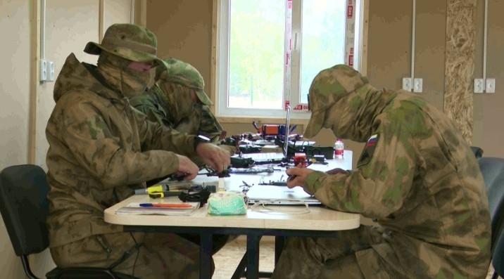 Владлен Татарский исемендәге пилотһыҙ осоу аппараттары үҙәгендә дрондар йыйыу буйынса күнекмәләр үтә