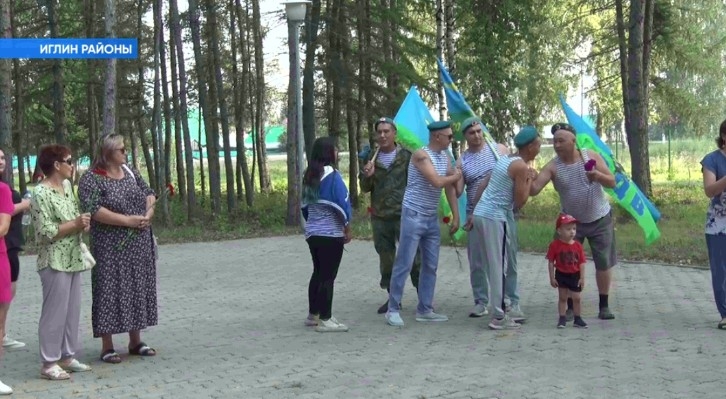 Иглин ауылының Еңеү паркында Һауа-десант Ғәскәрҙәре көнөнә арналған тантаналы сара уҙҙы