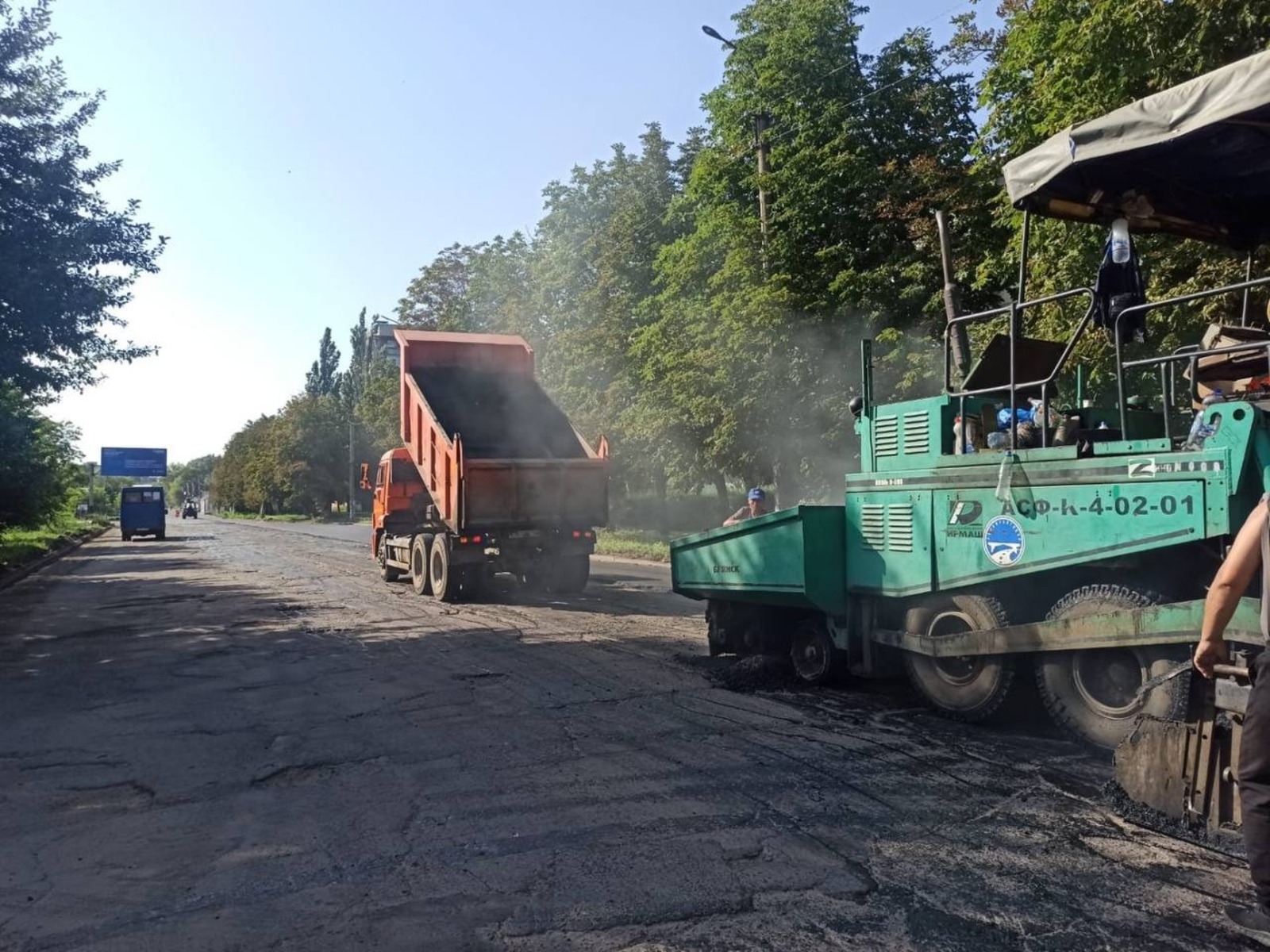 Башҡортостан юл төҙөүселәре Луганск республикаһының Красный Луч ҡалаһы урамдарын тәртипкә килтерә